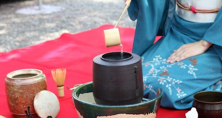 Don a kimono and experience a traditional tea ceremony in Ky