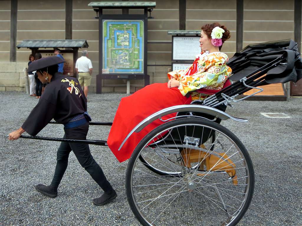 浅草食べ歩き：メンチカツ・人形焼・芋ようかん