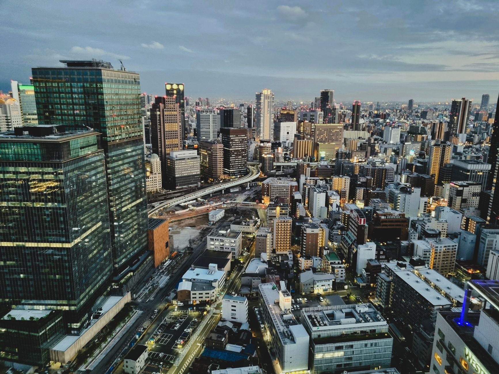 Die Bucht von Osaka nach Einbruch der Dunkelheit · 7 Minuten