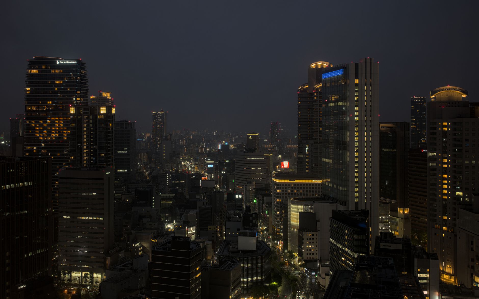 Osaka und Kobe nach Einbruch der Dunkelheit, Date-Flug · 30 Minuten
