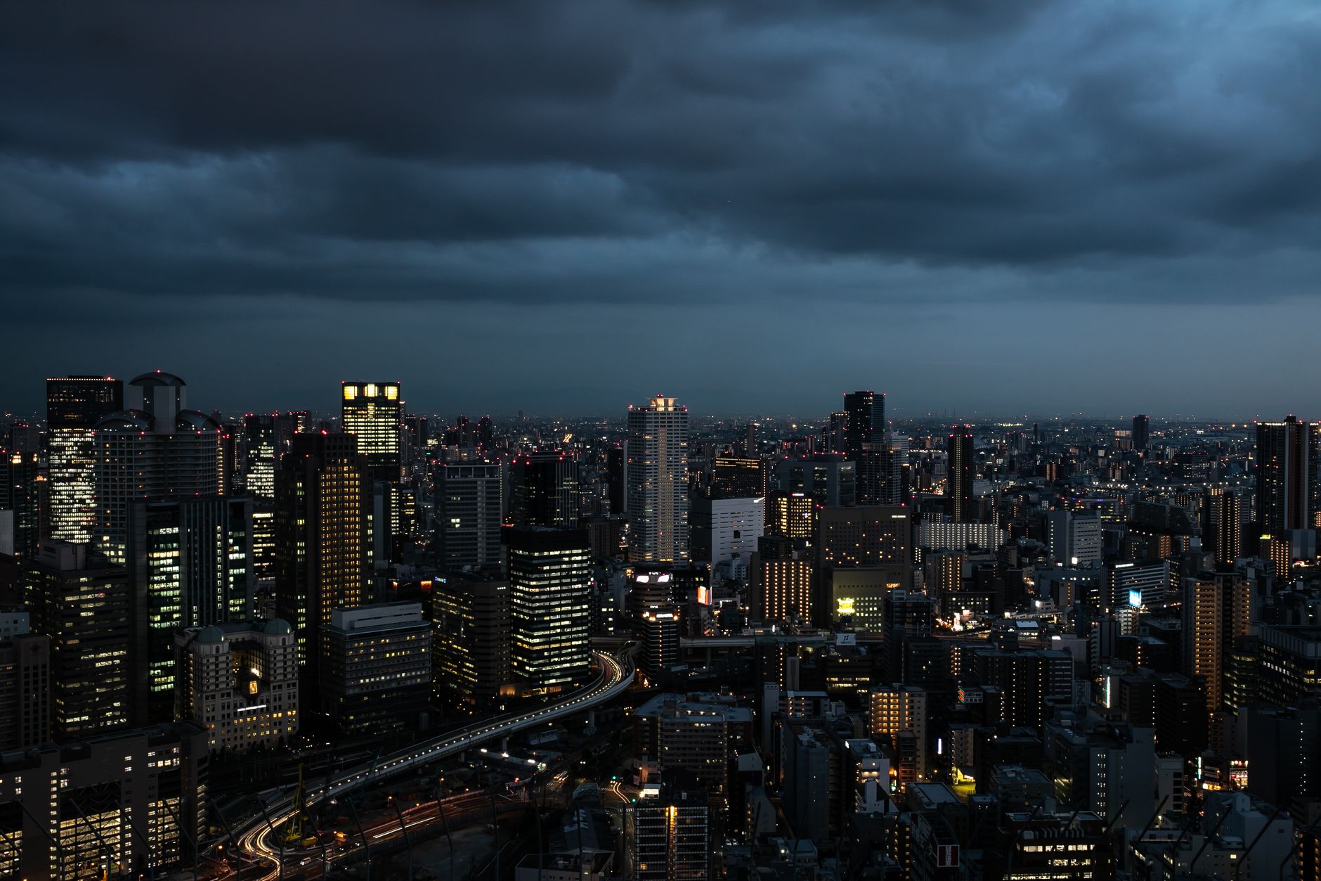 Die Bucht von Osaka nach Einbruch der Dunkelheit · 7 Minuten