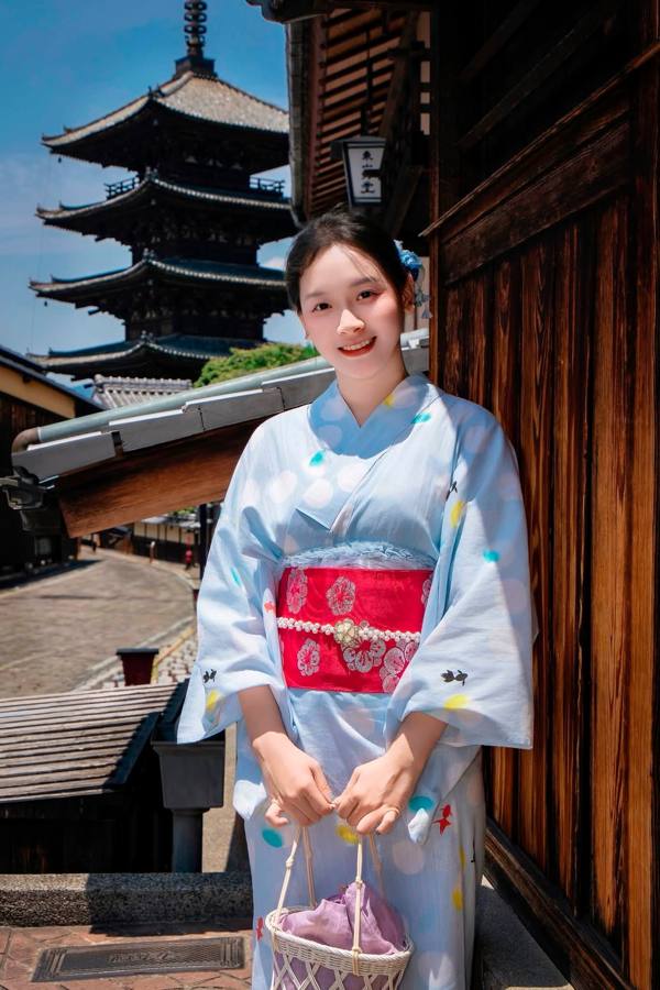Yukata xanh bên tháp Yasaka