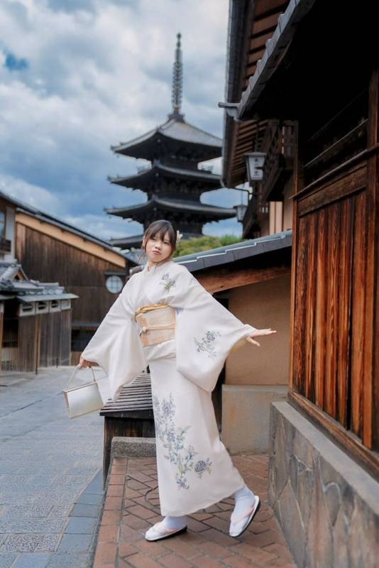 Kimono trắng bên tháp Yasaka, Kyoto