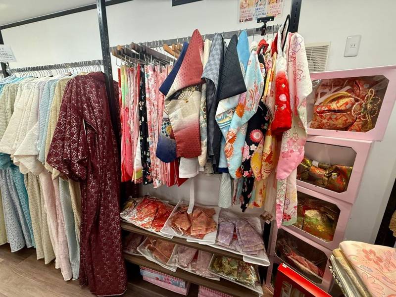Kệ kimono hơn 500 mẫu tại tiệm
