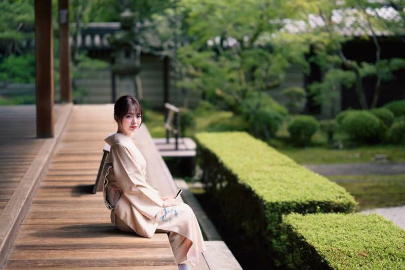 Kimono bên vườn thiền Kyoto