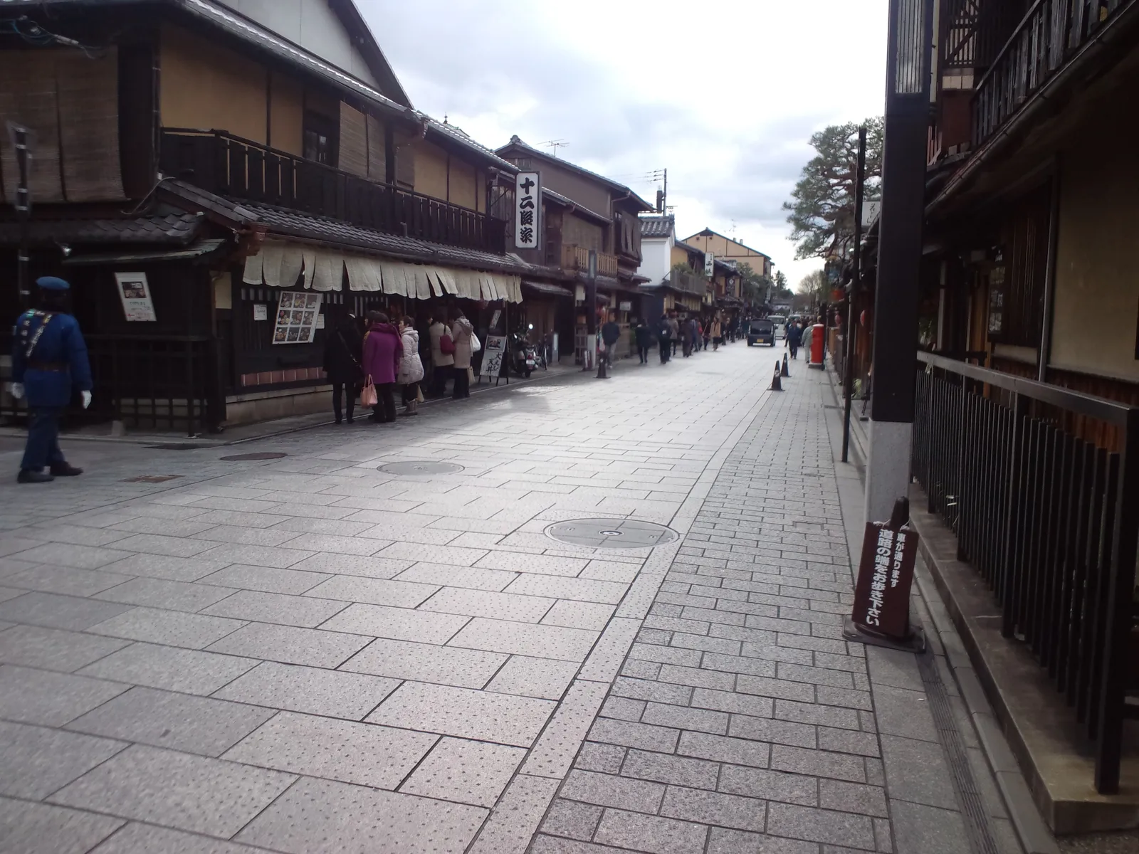 Gion in der Dämmerung: alte Gassen, Teehäuser & Geschichten aus der Welt der Geiko