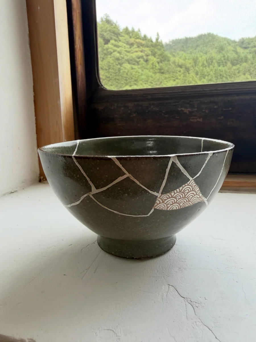 Kintsugi: mend broken pottery with gold, take it home — 3