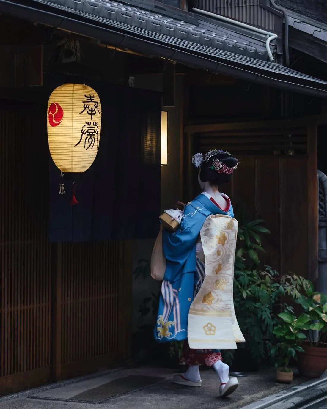 Gion chạng vạng: phố cổ, trà quán và chuyện geiko — 1
