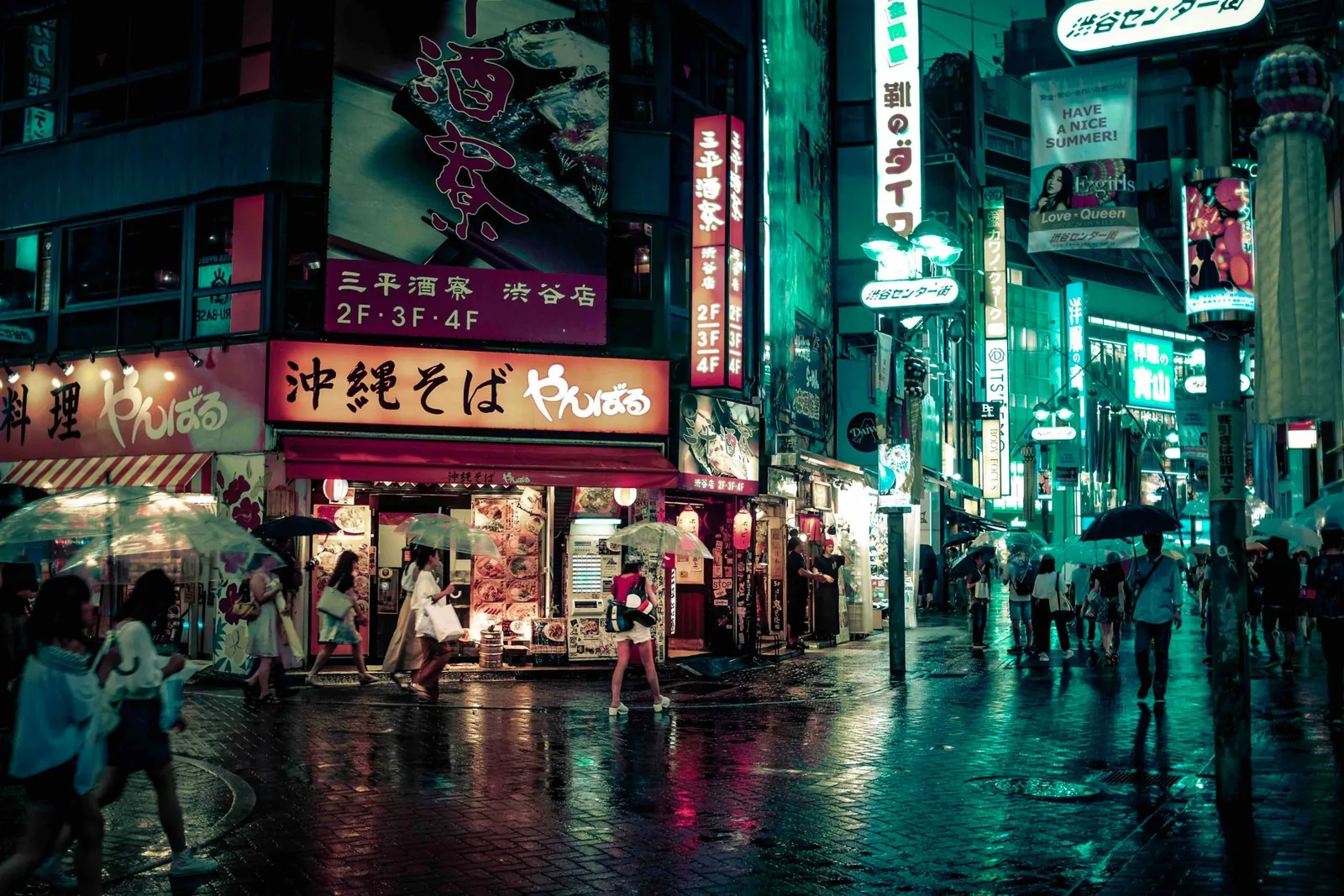Shibuya bei Tag: Essen in den Gassen, an denen die Menge vorbeiläuft