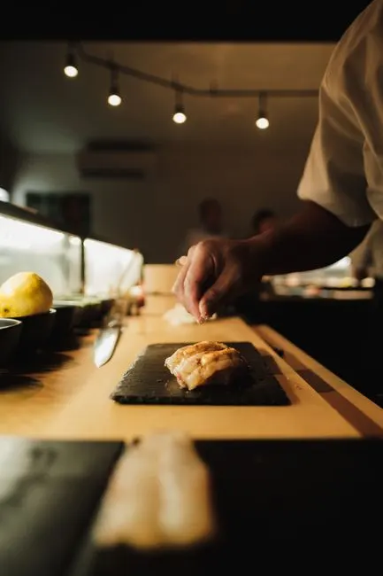 Sushi-Kurs an einer aktiven Sushi-Theke: acht Stück formen und anschließend essen