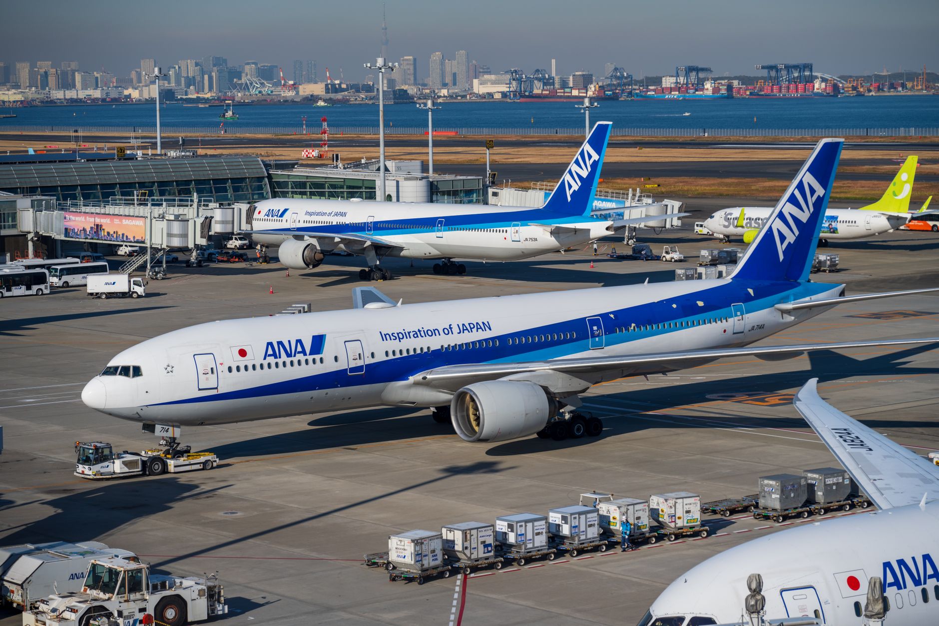 Das Flugzeugvorfeld am Flughafen Haneda bei Tag