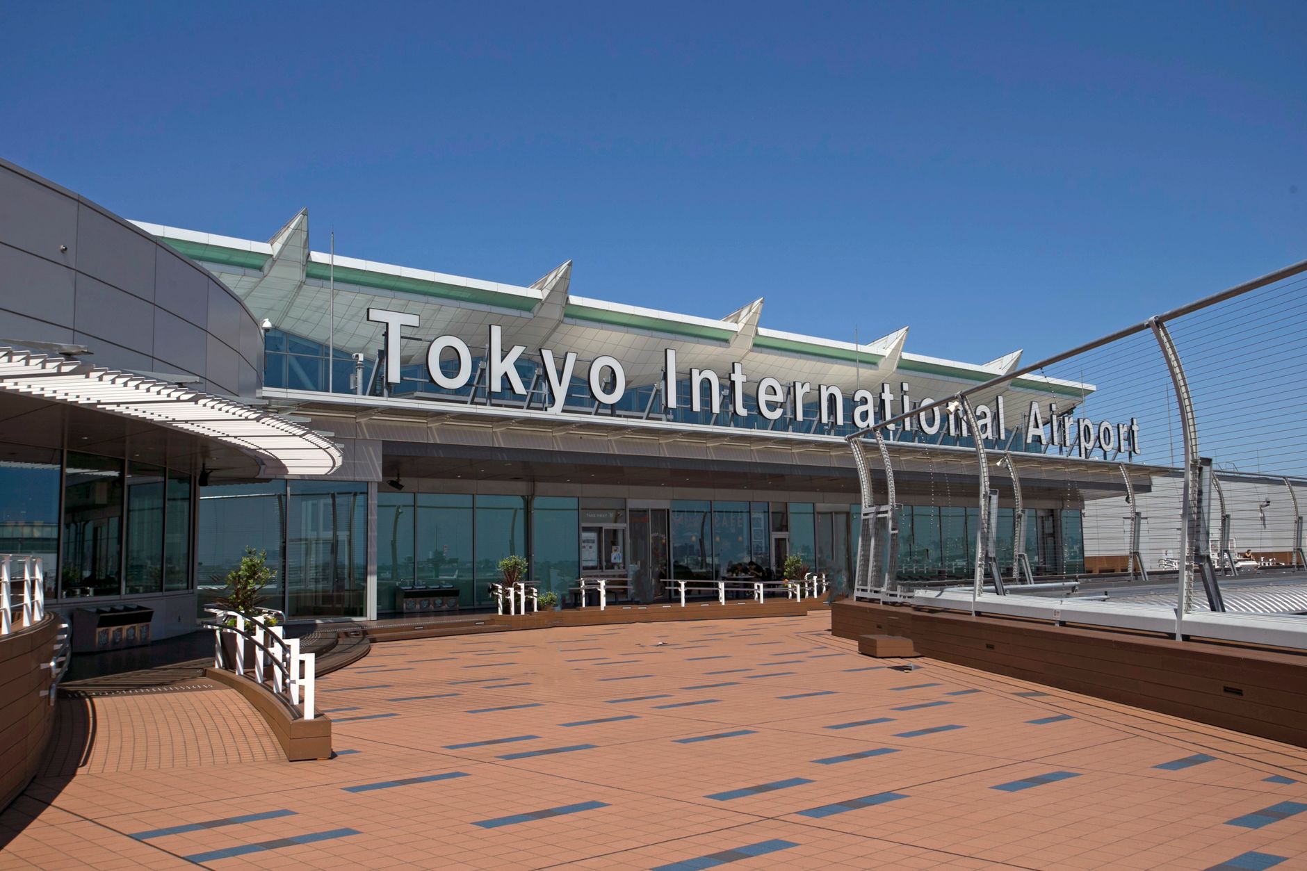 Terminaleingang am Flughafen Haneda, Tokio, bei klarem Wetter