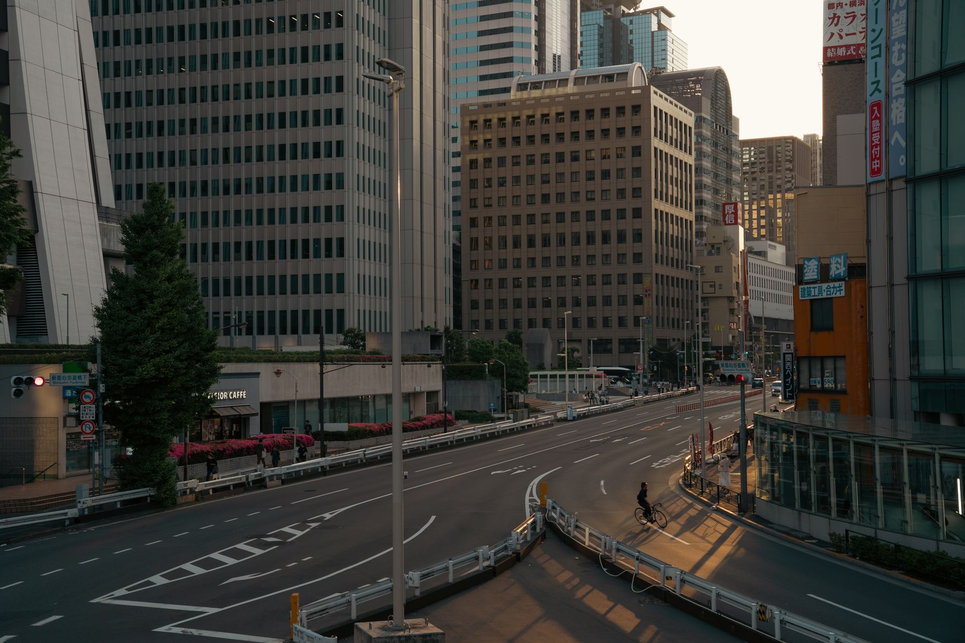 Eine kurvige Straße in Tokio am Abend mit Hochhäusern