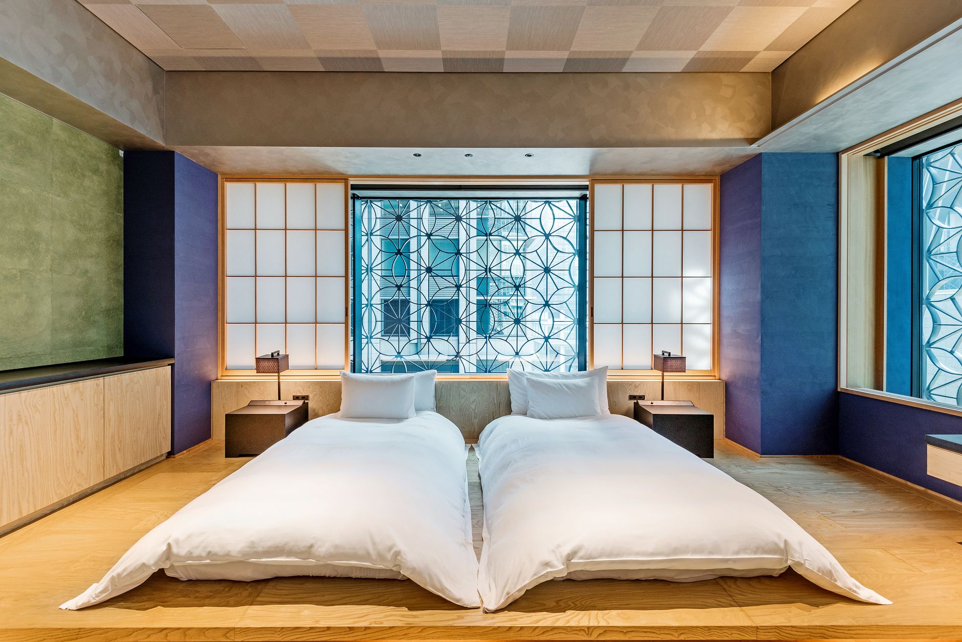 Hotelzimmer im japanischen Stil mit zwei Betten