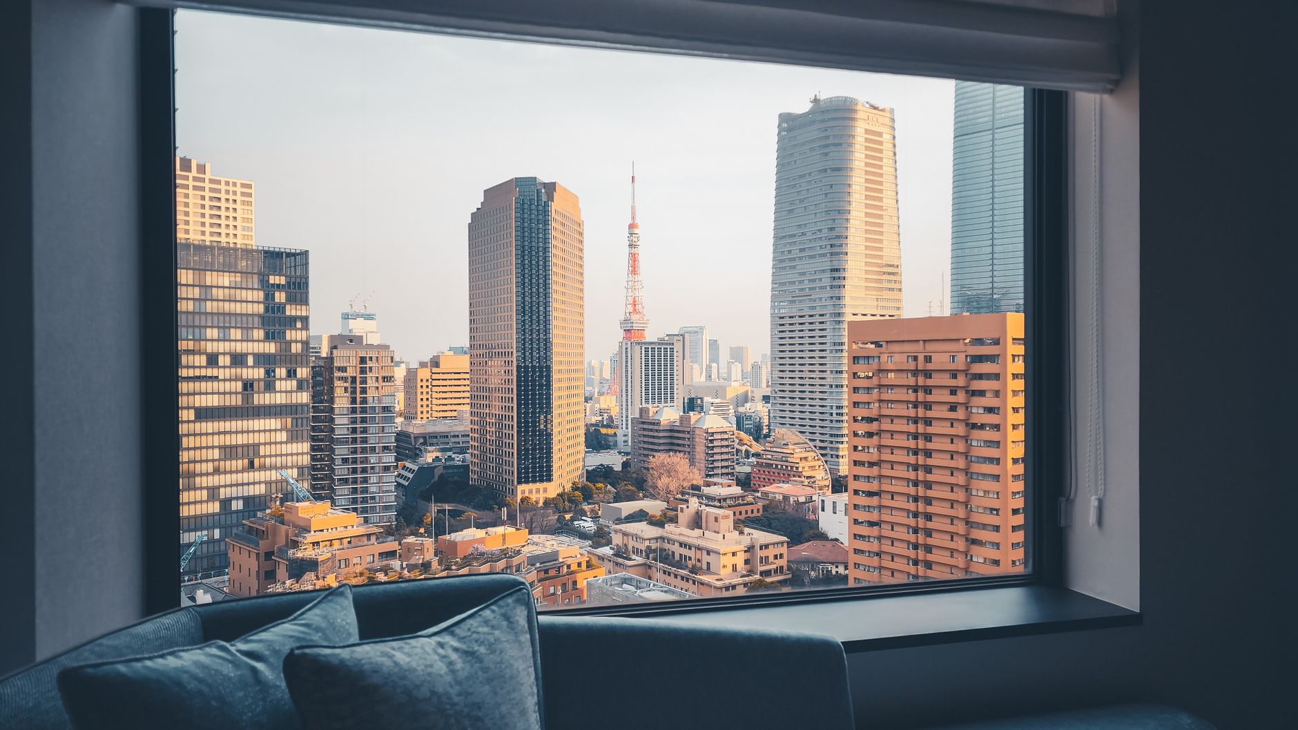 Ruhiges Hotelzimmerfenster mit Blick auf den Tokyo Tower