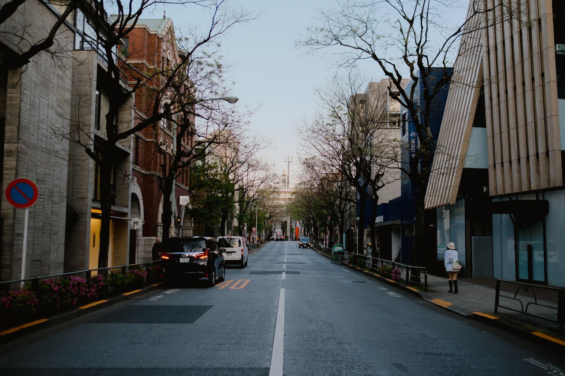 Eine ruhige Straße in Tokio an einem kalten Morgen