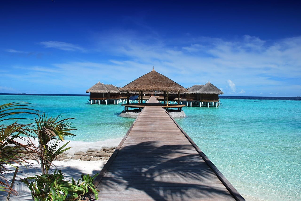 Tropical overwater villas and turquoise lagoon — island paradise