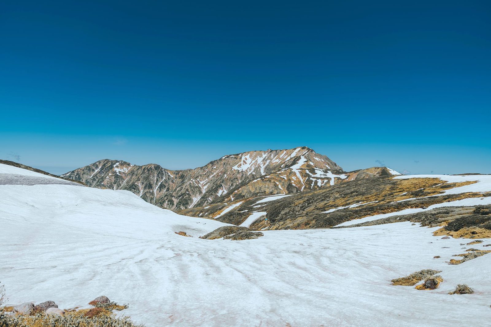 Baden in Japans höchstgelegenem Onsen zwischen den Herbstlaubfarben von Tateyama