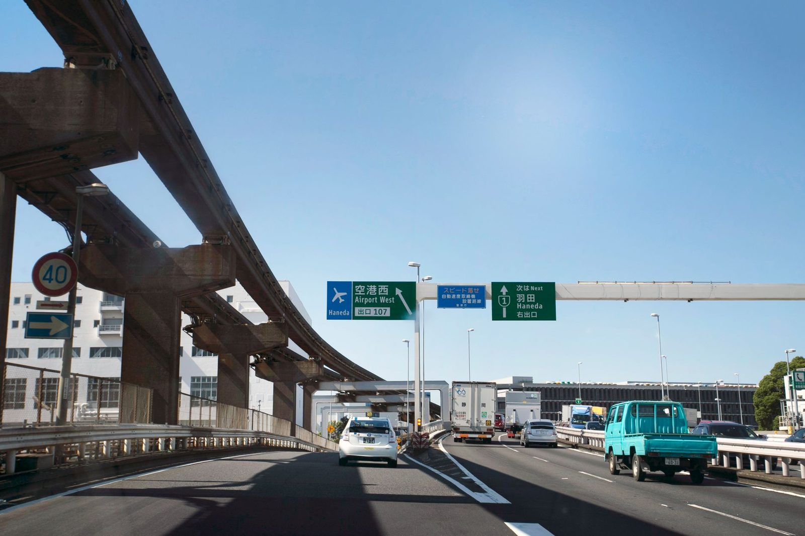 日本の高速道路料金とバス駐車場：誰が何を支払う？