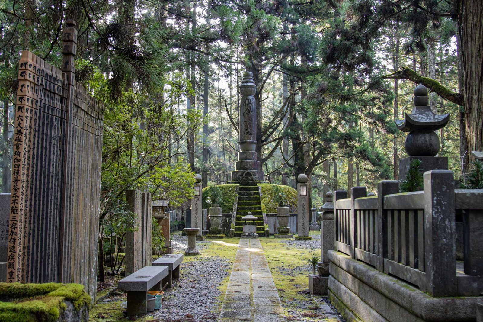 Von Osaka nach Koyasan: Eine Pilgerreise in der Gruppe mit einem Charter-Minibus