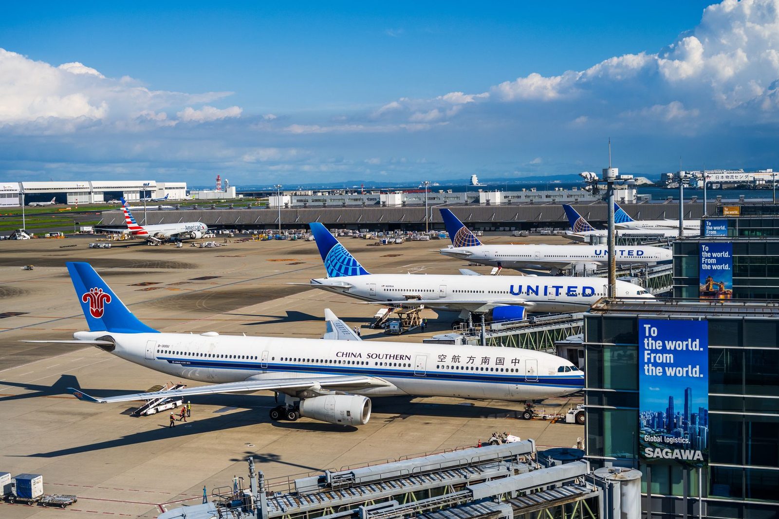 45席チャーターバスによる成田空港団体送迎