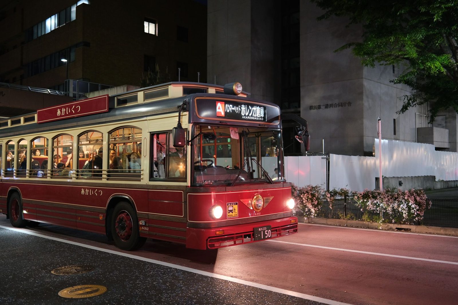 日本の貸切バスで巡る夜のイルミネーションツアー