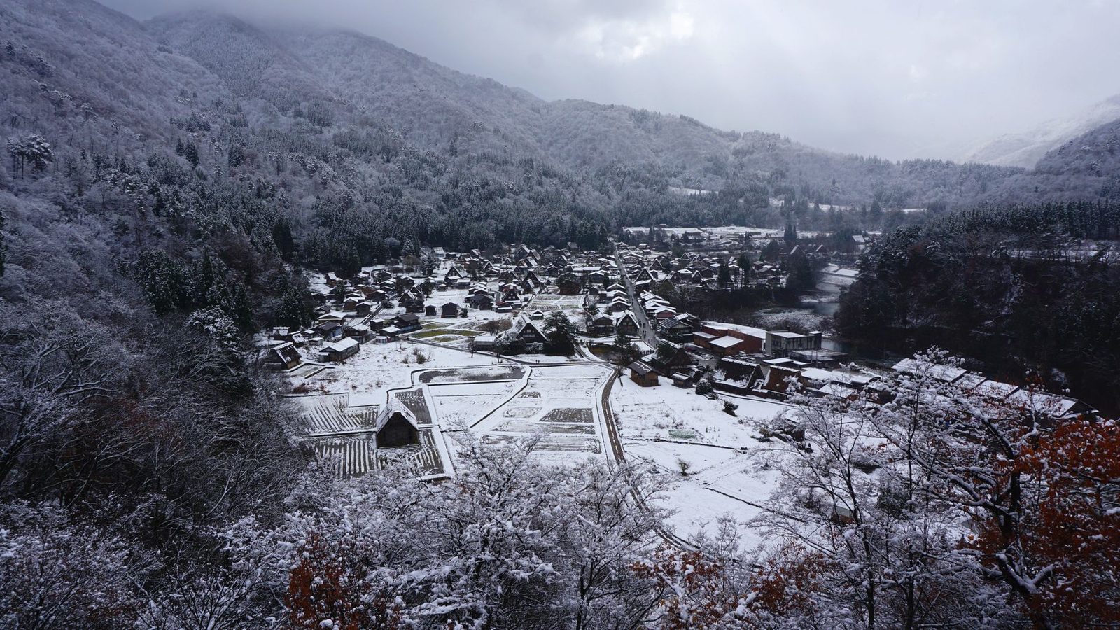 10人乗りハイエースで行く白川郷・高山プライベート旅行