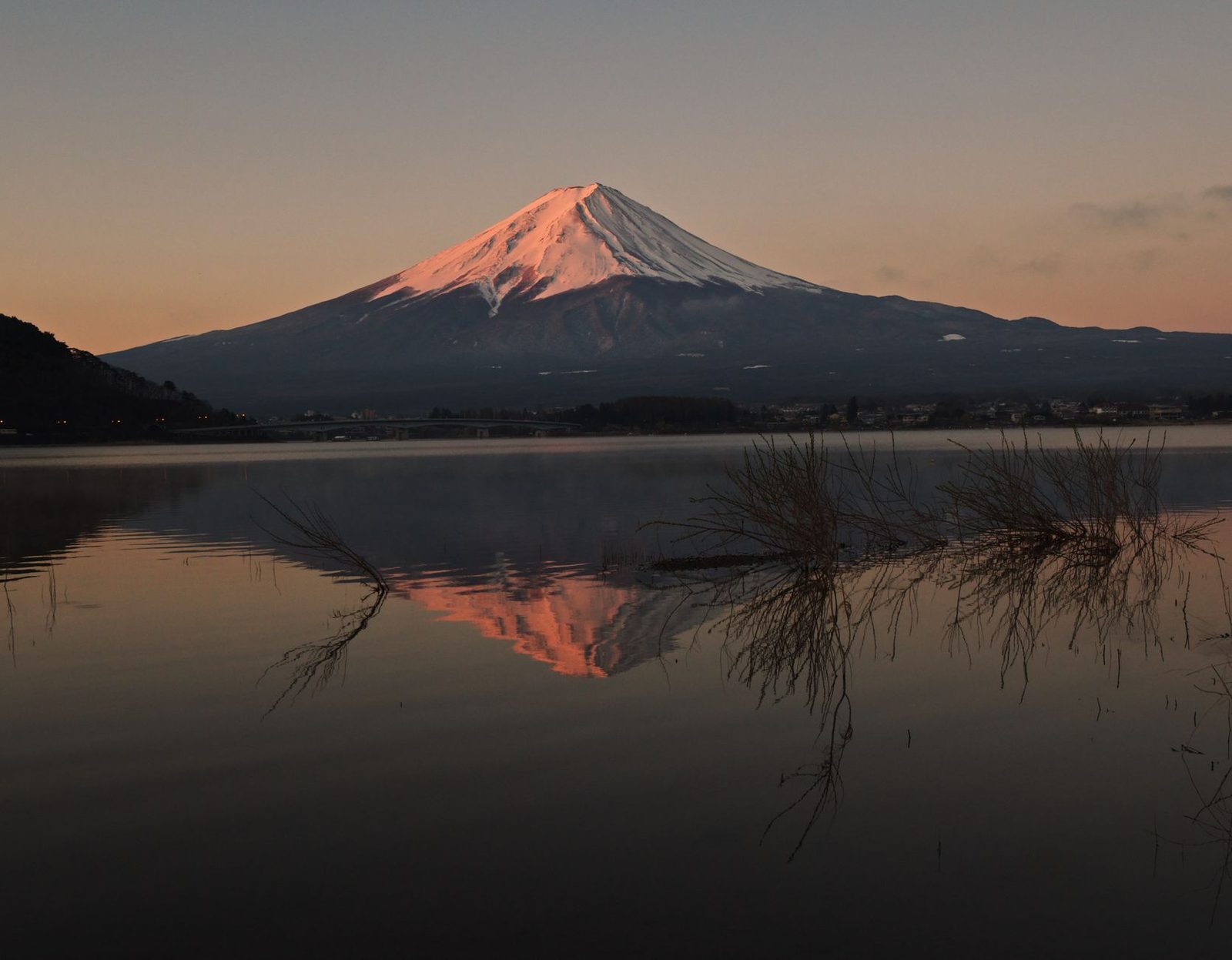 Immergersi nelle acque termali in un rotenburo con vista sul Monte Fuji durante