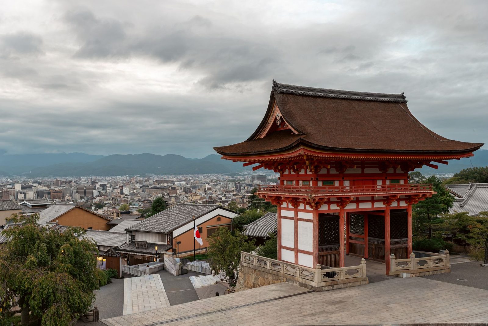 Vermilion Nio-mon gate of Kiyomizu-dera overlooking the rooftops of Kyoto
