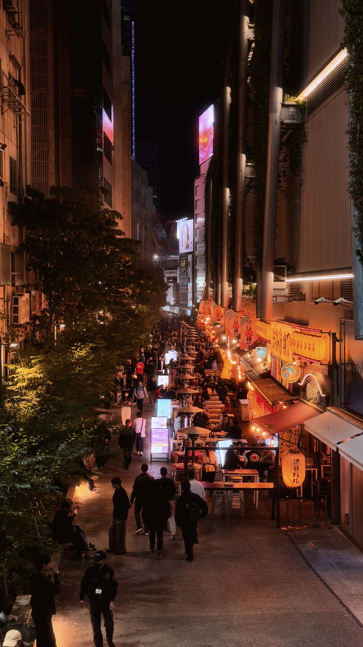 Daytime Shibuya: eating in the lanes the crowd walks past — 3