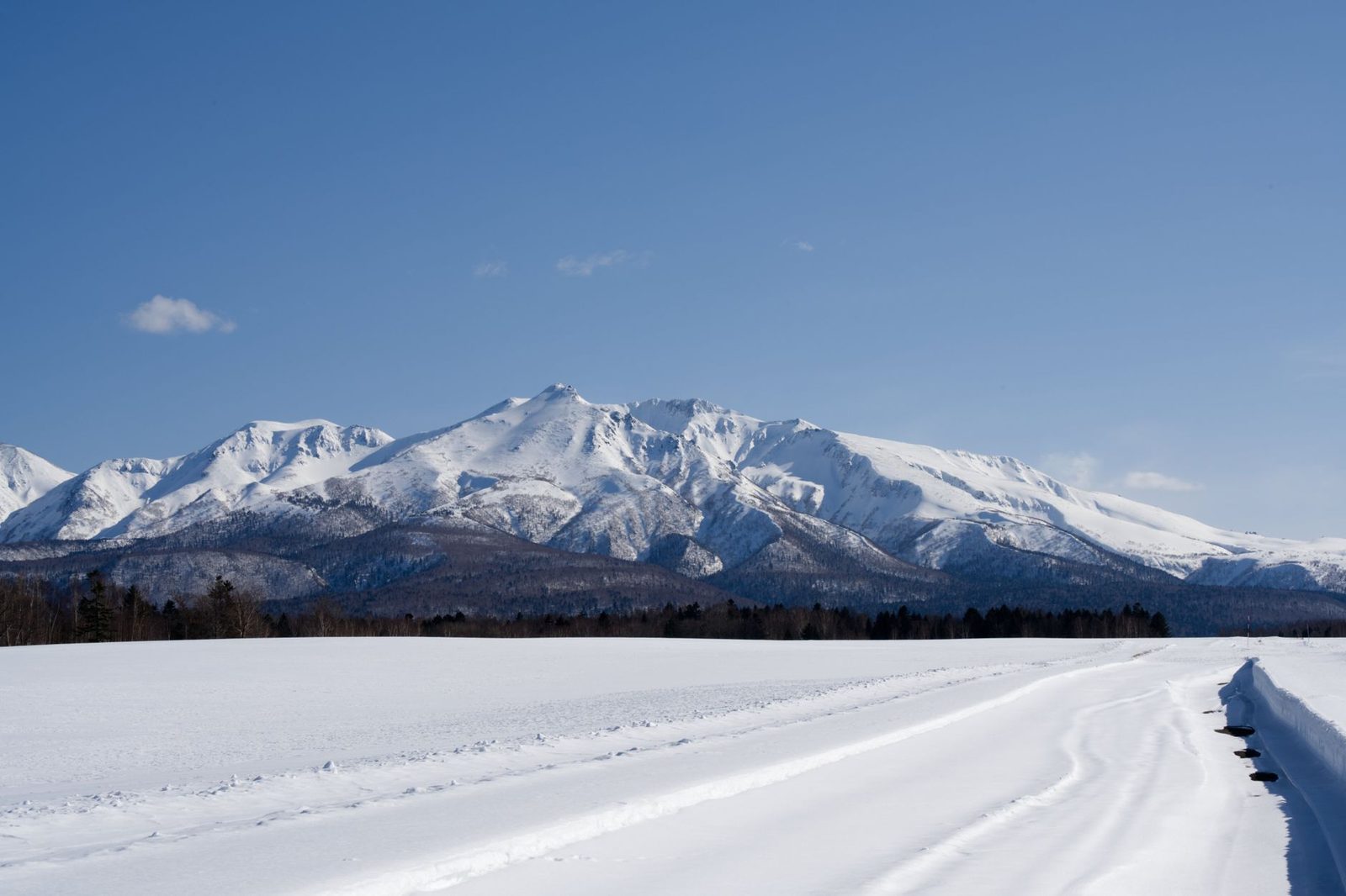 Illustrative photo: Snow-covered mountains and serene landscape in Sounkyo Onsen, Hokkaido, Japan.