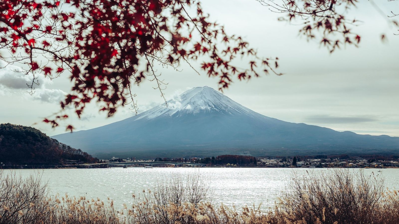 Illustrative photo: A picturesque autumn view of Mount Fuji with red leaves and reflections on the lake.