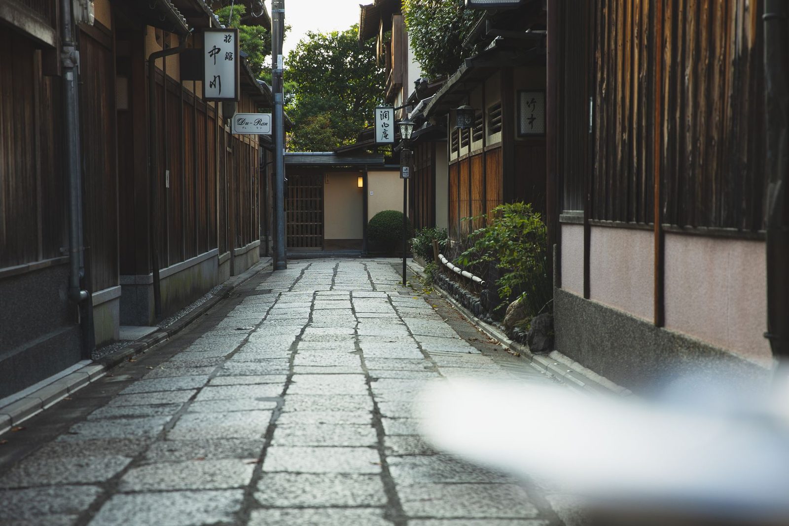 Illustrative photo: Atmospheric pedestrian Ishibei koji alley with traditional Japanese houses with wooden facades in Kyoto