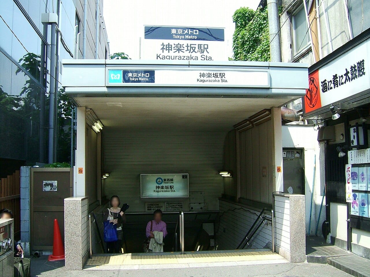 Kagurazaka: Vicoli Acciottolati e Pomeriggi Francesi