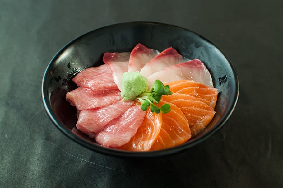 Tsukiji Breakfast: Seafood Bowls, Tamagoyaki, and Hormone Rice Bowls