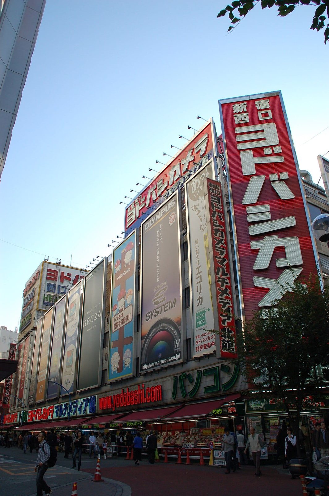 Cámaras y relojes de segunda mano en Shinjuku: MapCamera y el distrito de casas de empeño