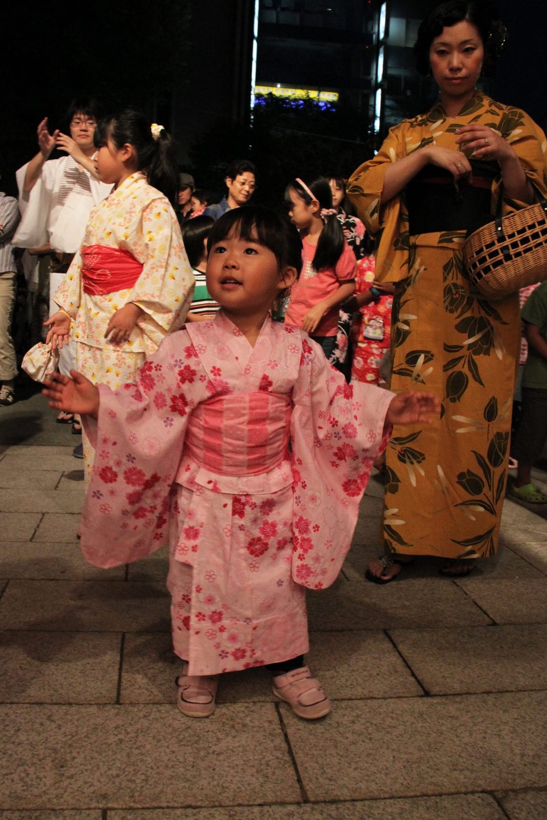 Donne in yukata a un festival estivo