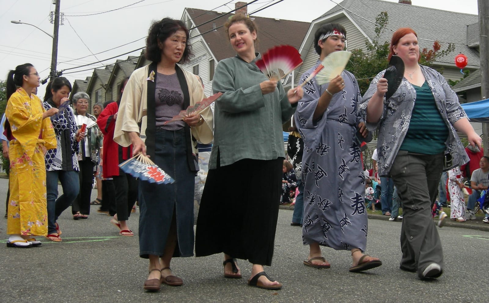 Donne in yukata a un festival estivo