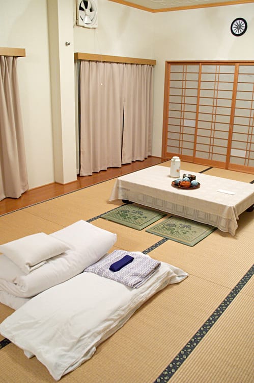 Camera con tatami e futon in un ryokan