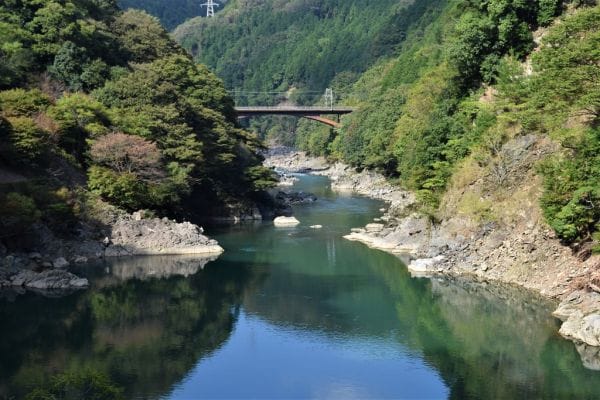 Wie man einen Tag auf der Sagano-Bahn und dem Hozugawa-Fluss verbring