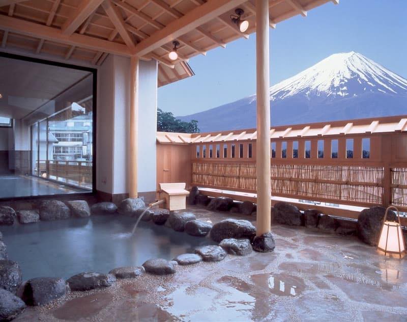 Guida Completa alla Maestosa Caldera di Aso, una delle più Grandi del Mondo | Un Viaggio tra Panorami Mozzafiato, Onsen e Delizie Culinarie