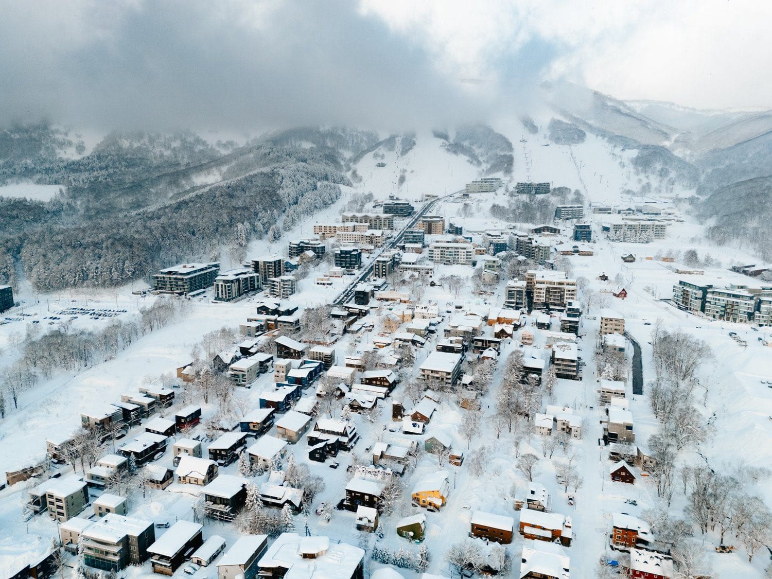 Complete Niseko Ski Resort Guide: Comparing 4 Areas, Lift Passes & Access from New Chitose Airport