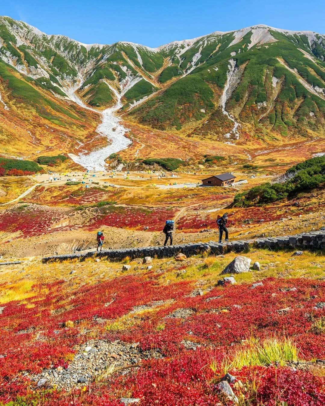 Pasar la noche en la Ruta Alpina de Tateyama: itinerario de 2 días y 1 noche en otoño