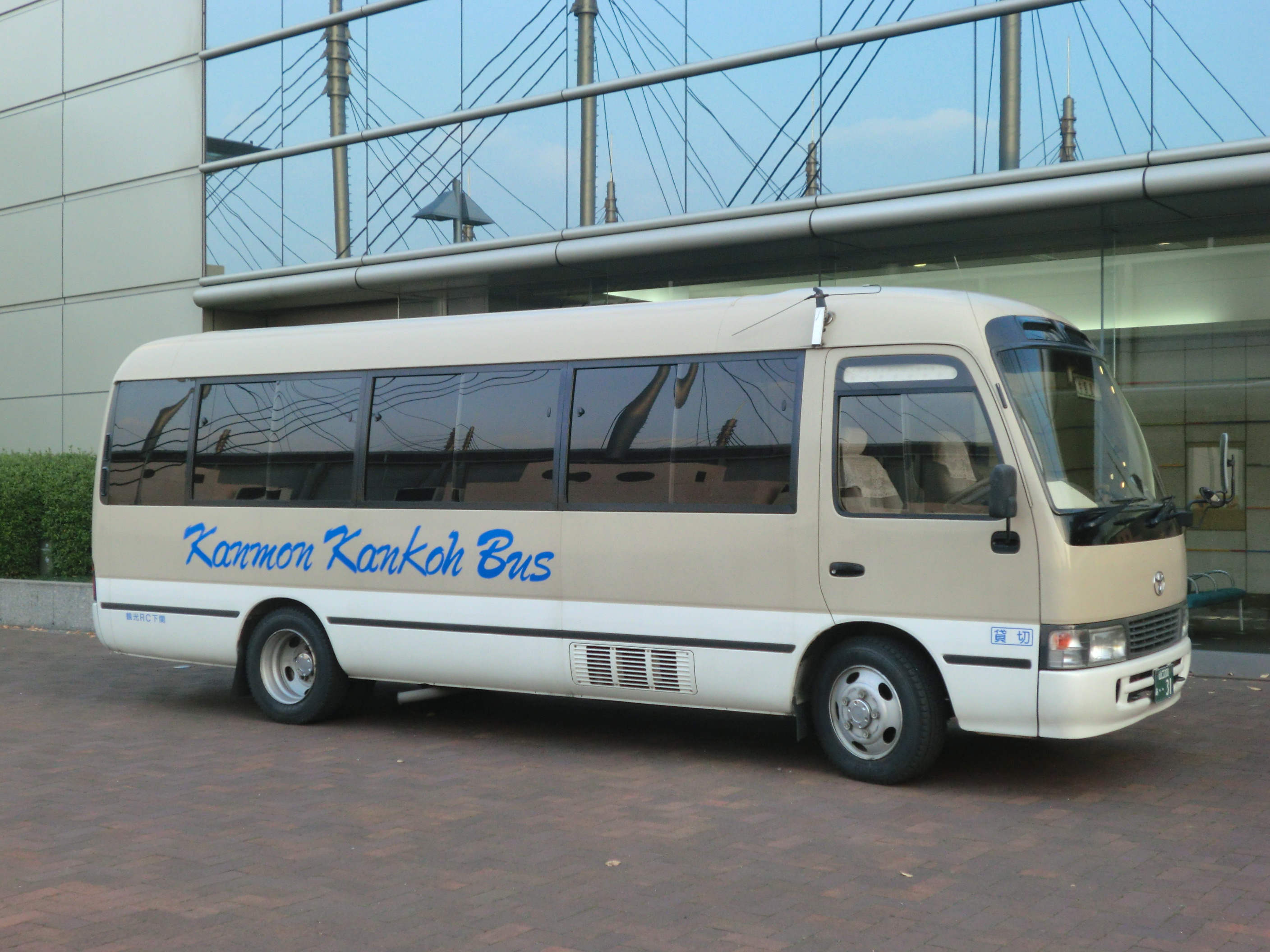 Flughafentransfers in Fukuoka mit einem 29-Sitzer-Minibus