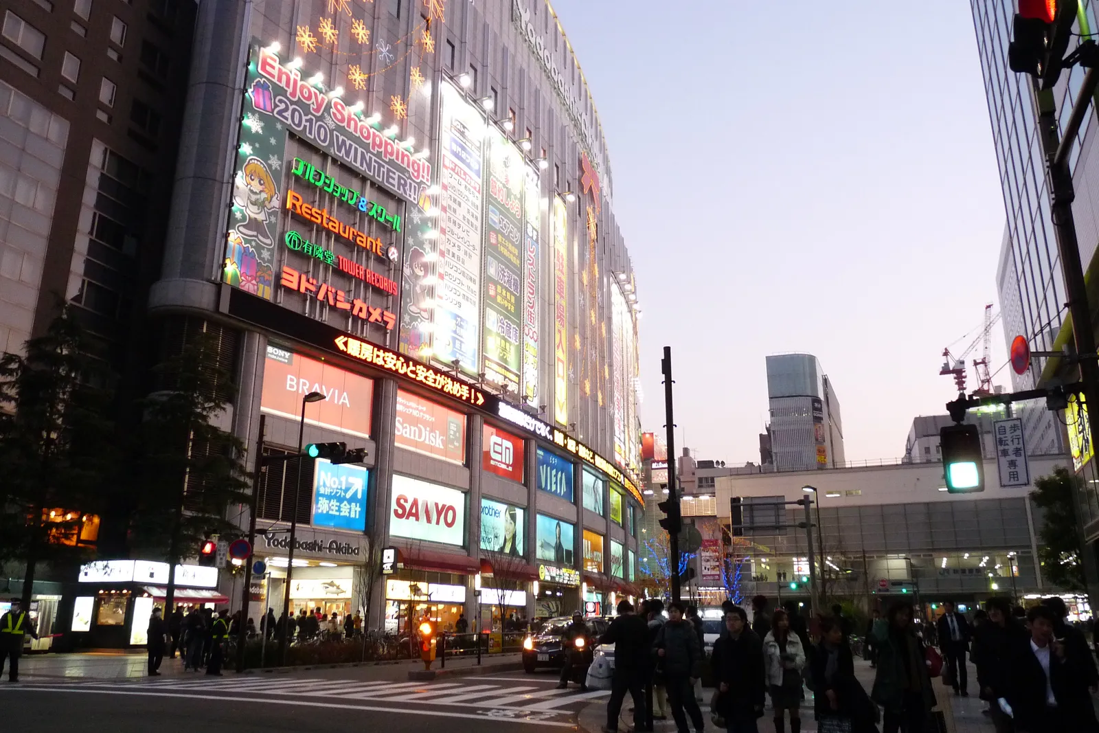Akihabara bei Nacht: Spielhallen, Gachapon & Otaku-Kultur