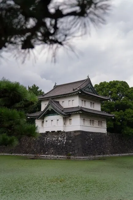 Ostgärten des Kaiserpalasts: die Fundamente der Burg von Edo und ein manju