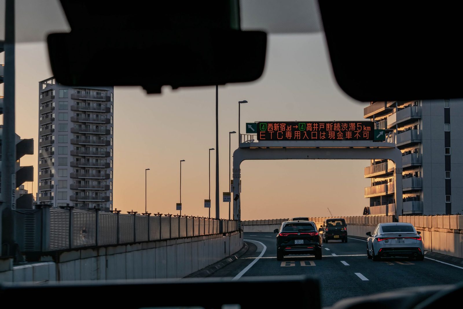 Charter con autista o noleggio con guida autonoma in Giappone?