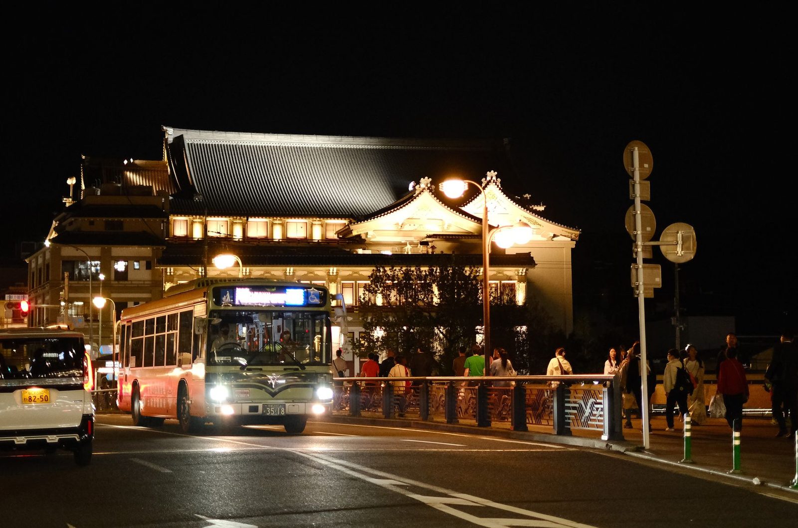 貸切バスで初詣:グループで楽しむ、よりスムーズな新年の神社参拝