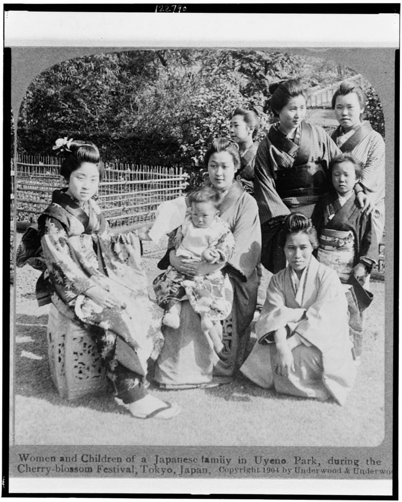 Familien mit Kindern in einem Park in Japan