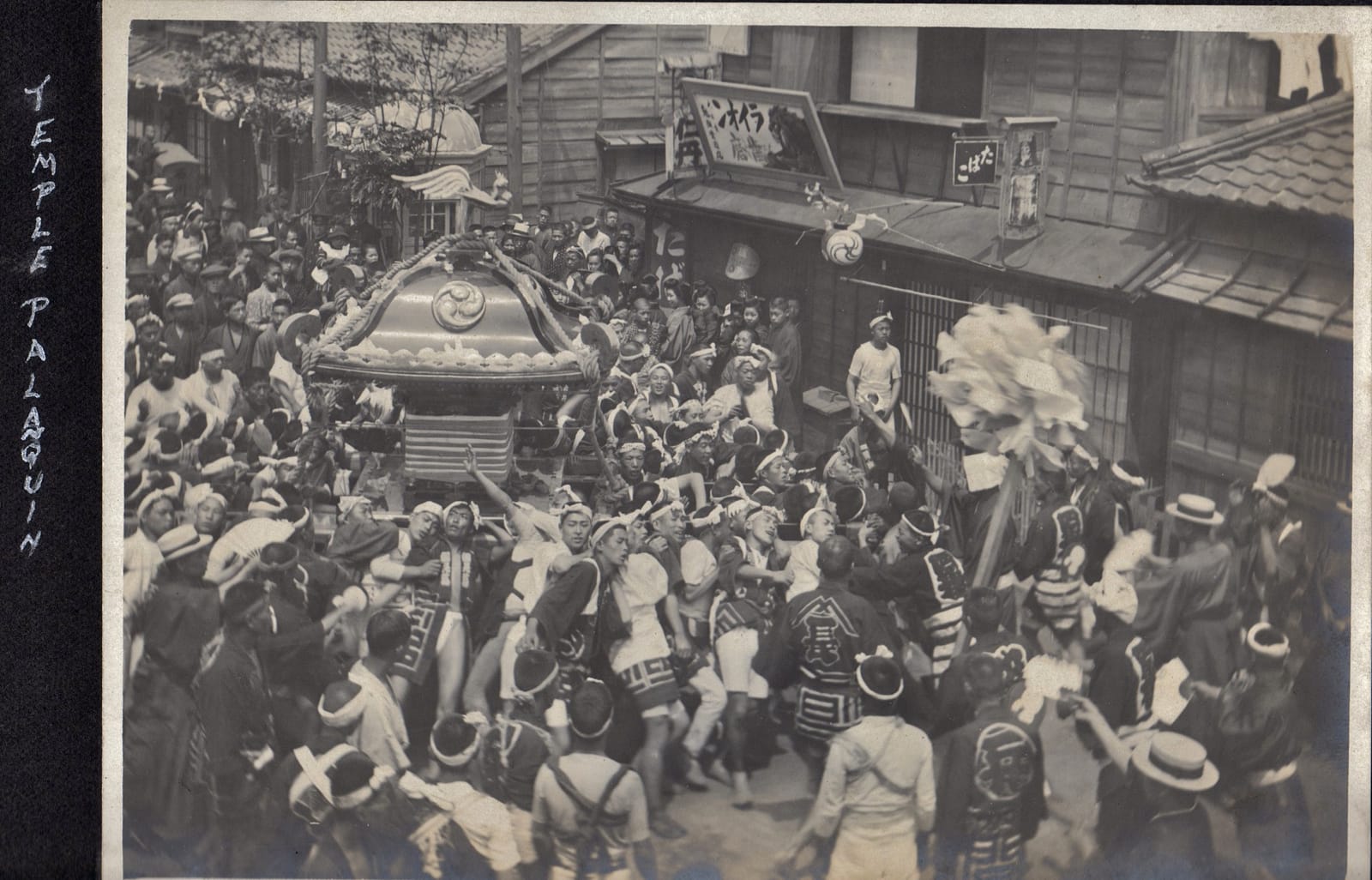 Multitud en un festival de mikoshi en Japón